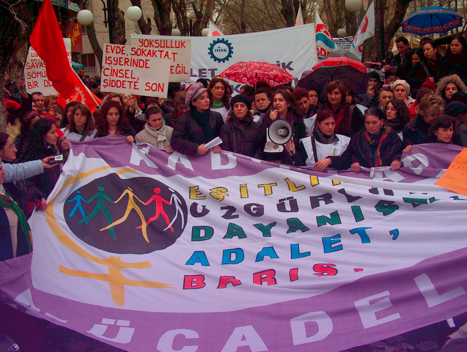 Turquía bajo el autoritarismo: incendios, antifeminismo, privatización y apoyo a los talibanes